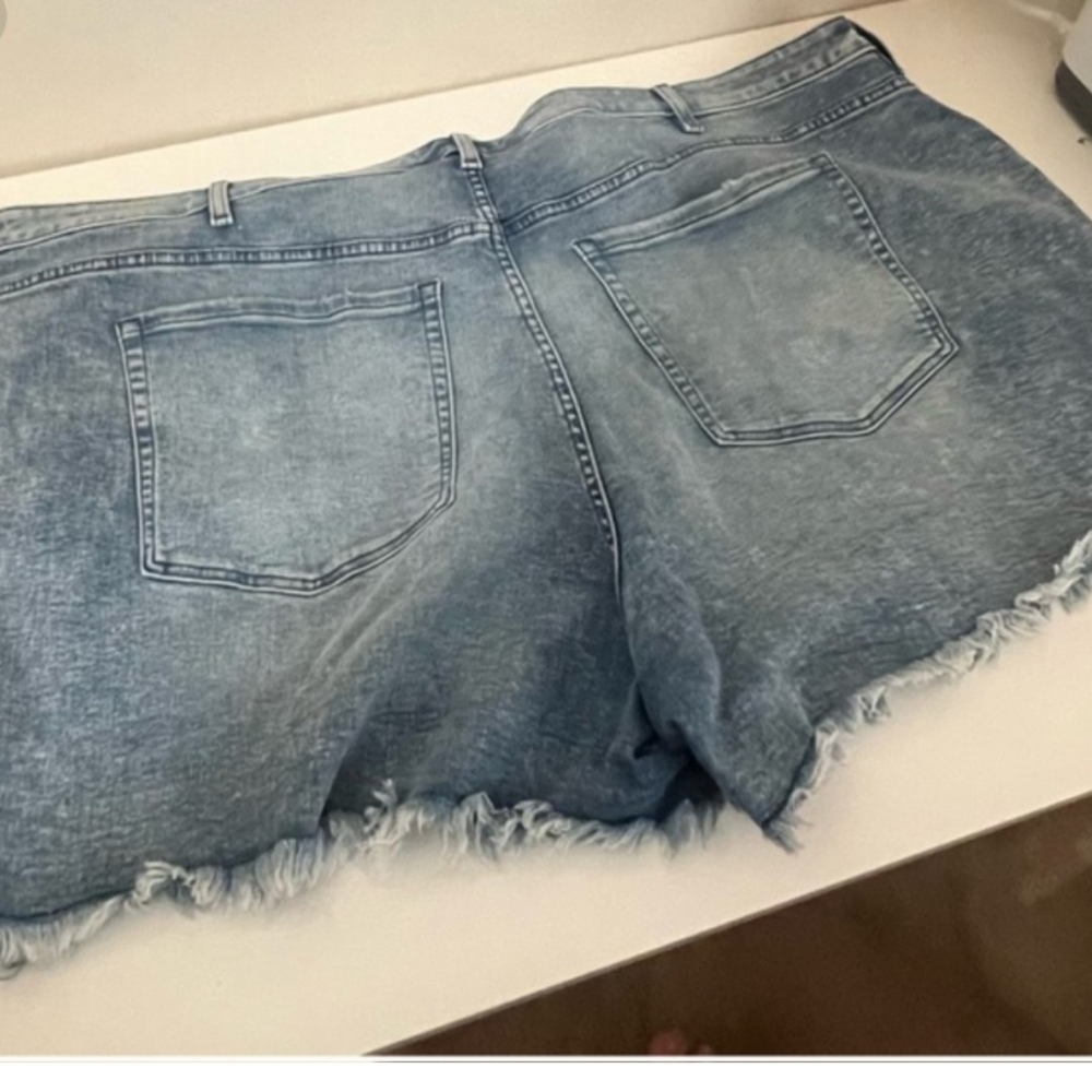 🚨📢 1 DAY SALE PRICE Lane Bryant Light Blue Distressed Denim Shorts - Picture 2 of 3